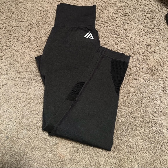 ⭐️ Iron Athletics Workout Leggings Size Medium ⭐️ - Picture 1 of 3